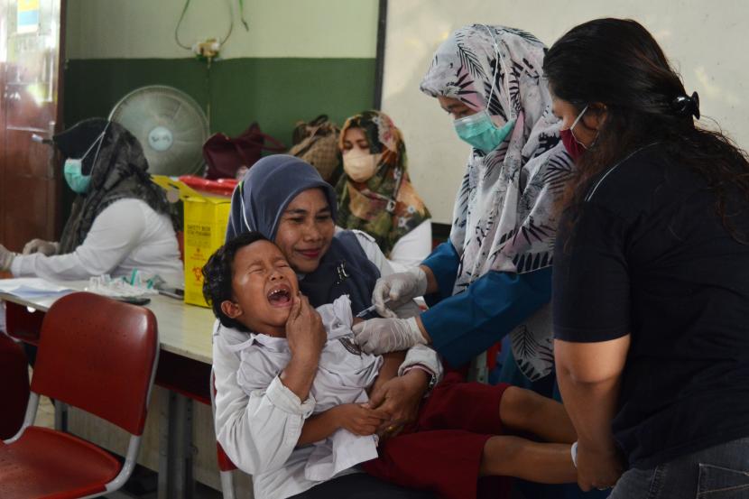 Petugas kesehatan menyuntikkan vaksin kepada siswa Sekolah Dasar (SD) Negeri X Jatiasih di Bekasi, Jawa Barat, Selasa (16/11/2021). Pemberian vaksinasi Difteri Tetanus (DT) dan Tetanus Difteri (TD) kepada siswa tersebut untuk meningkatkan, penguatan, serta kekebalan imun tubuh anak terhadap penyakit. 