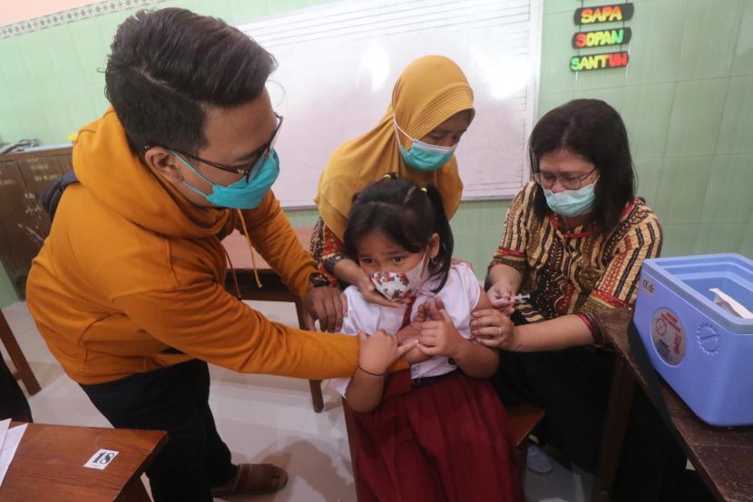 Menteri Kesehatan (Menkes) Budi Gunadi Sadikin meminta para orang tua memastikan anak-anak mendapatkan imunisasi lengkap. (ilustrasi)