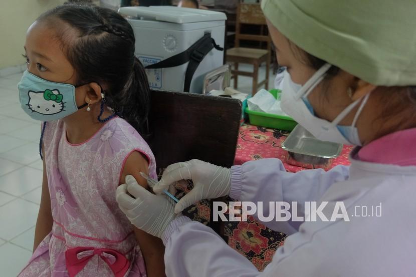 Petugas kesehatan menyuntikkan vaksin campak rubella kepada siswa SD kelas 1 saat Bulan Imunisasi Anak Sekolah (BIAS) di SD Negeri 2 Sesetan, Bali, Rabu (15/9/2021). Di tengah pandemi Covid-1, campak, rubella, dan difteri masih mengancam.