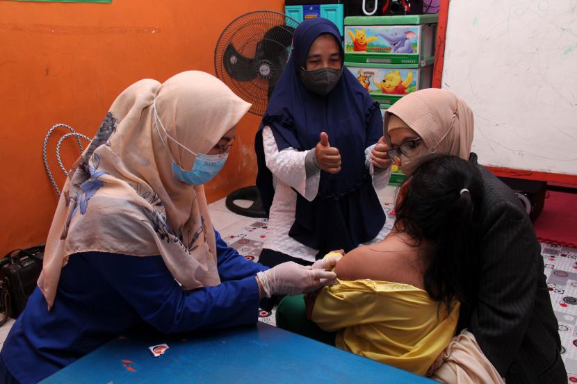 Petugas kesehatan menyuntikkan vaksin Rubella kepada murid Taman Kanak-Kanak saat pelaksanaan Bulan Imunisasi Anak Nasional (BIAN).