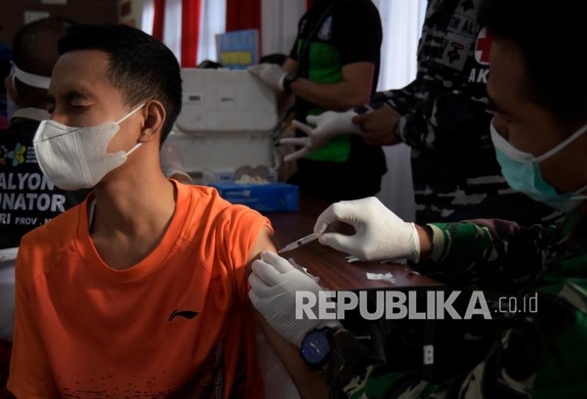 Petugas kesehatan menyuntikkan vaksin Sinovac kepada seorang mahasiswa saat vaksinasi COVID-19 di Universitas Pendidikan Mandalika, Mataram, NTB, Rabu (4/8/2021). Menurut data Satuan Tugas Penanganan COVID-19, per tanggal (3/8) tercatat jumlah penduduk Indonesia yang telah divaksinasi COVID-19 mencapai 21.436.908 orang.