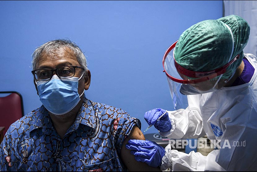 Petugas kesehatan menyuntikkan vaksinasi COVID-19 pada warga lanjut usia (lansia) di RSUD Tanjung Priok, Jakarta Utara, Sabtu (20/2).