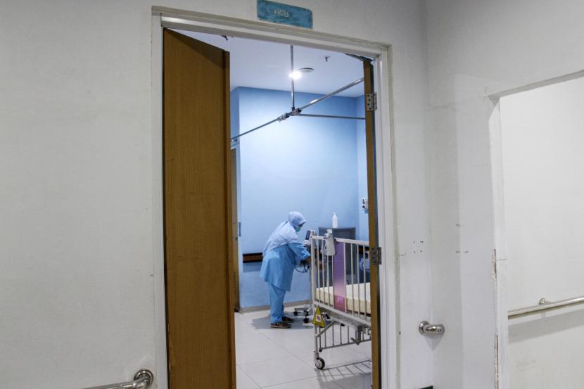 Petugas kesehatan menyusun peralatan yang ada di ruang isolasi Rumah Sakit Umum Pusat (RSUP) M Djamil Padang, Sumatera Barat, Kamis (12/5/2022). Pihak RSUP M Djamil menyiapkan ruang isolasi khusus untuk penanganan penyakit hepatitis akut sebagai antisipasi lonjakan penyakit tersebut.