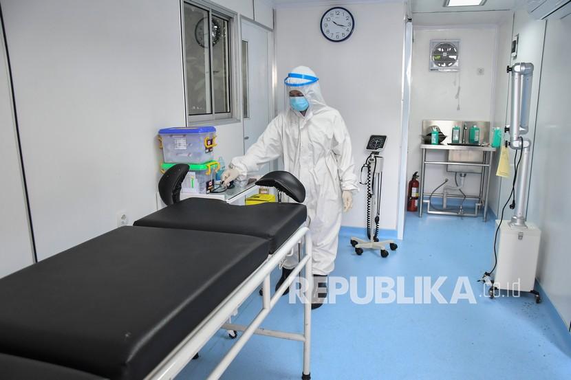 Petugas kesehatan merapikan peralatan medis. Singapura mengirimkan peralatan medis ke Indonesia untuk mengatasi pandemi Covid-19. Ilustrasi.
