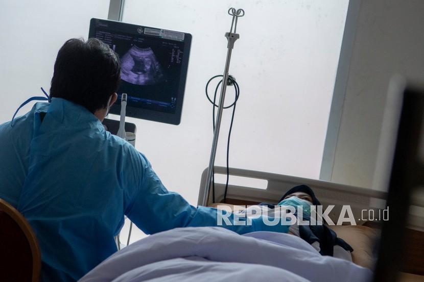 Petugas kesehatan pemeriksaan ultrasonografi (USG) kepada ibu hamil RSUP Mohammad Hoesin (RSMH) Palembang, Sumatera Selatan, Kamis (19/8). Plt Dirjen Kesehatan Masyarakat drg Kartini Rustandi mengatakan pemeriksaan USG juga bisa mencegah stunting pada anak. 