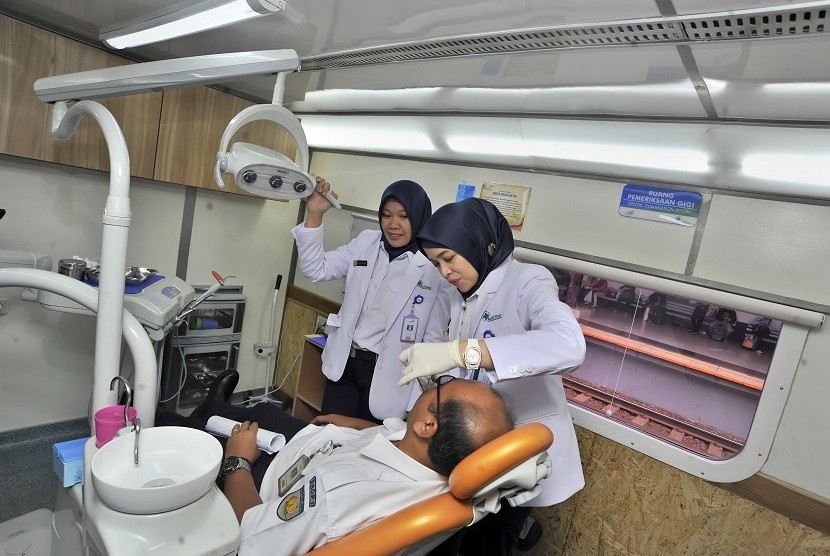 Petugas kesehatan PT KAI menunjukkan layanan pemeriksaan gigi saat peluncuran kereta api kesehatan (Rail Clinic) pertama Indonesia di Stasiun KA Pasar Senen, Jakarta, Sabtu (12/12).