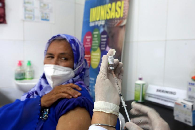 Petugas kesehatan Puskesmas Kopelma mempersiapkan vaksin meningitis untuk para calon jemaah haji di Darussalam, Banda Aceh, Aceh, Selasa (10/5/2022). Kementerian Agama mulai menyiapkan berkas, pemeriksaan kesehatan dan melakukan vaksinasi meningitis terhadap 100.051 calon jemaah yang terdiri dari 92.825 calon jemaah haji regular, 7.226 jemaah haji khusus serta 1.901 petugas. Vaksin Meningitis Sisa Haji di Jateng akan Digunakan untuk Jamaah Umroh