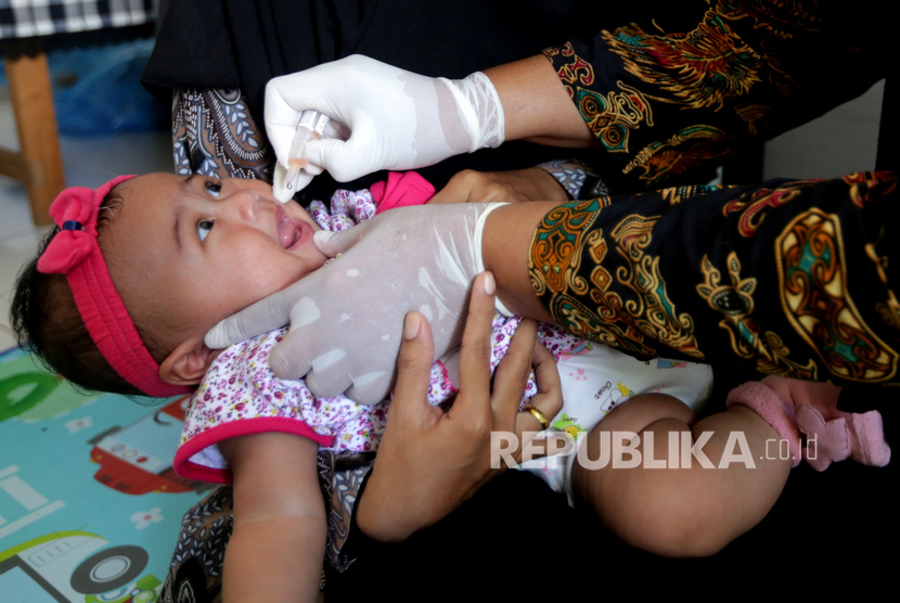 Petugas kesehatan Puskesmas Ulee Kareng memberikan vaksin imunisasi kepada bayi balita di Desa Pango Raya, Banda Aceh, Aceh, Kamis (12/3). Dinas Kesehatan Aceh menyatakan cakupan imunisasi dasar lengkap anak di provinsi itu pada tahun 2019 hanya 49 persen. Cakupan itu terbilang rendah dan jauh dari target yang ditetapkan 93 persen.