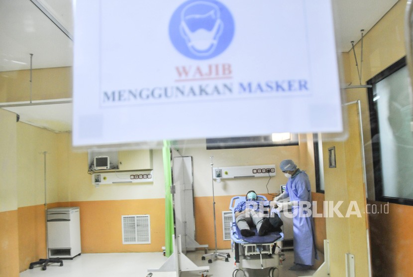 Petugas kesehatan RSUD Chasbullah Abdullmadjid saat simulasi penanganan pasien virus corona di Bekasi, Jawa Barat, Kamis (5/3/2020). 