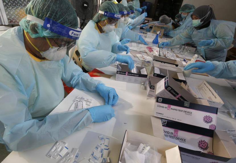 Petugas kesehatan Thailand melakukan tes massal antigen Covid-19 untuk mencegah penyebaran varian omicron. Seorang pria Amerika Serikat yang bermukim di Spanyol positif Covid-19 varian omicron setibanya di Thailand.