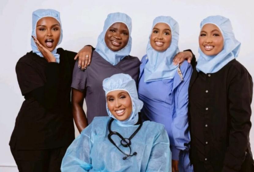 Petugas kesehatan Yasmin Samatar dan Faraoli Adam dari AS membuat jilbab higienis khusus untuk tenaga medis. Muslimah di Amerika Buat Jilbab Higienis Khusus Petugas Medis