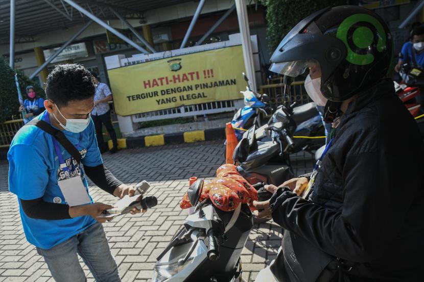 Petugas memeriksa surat kendaraan pemudik sepeda motor setibanya di Pelabuhan Tanjung Priok, Jakarta Utara, Jumat (13/5/2022).