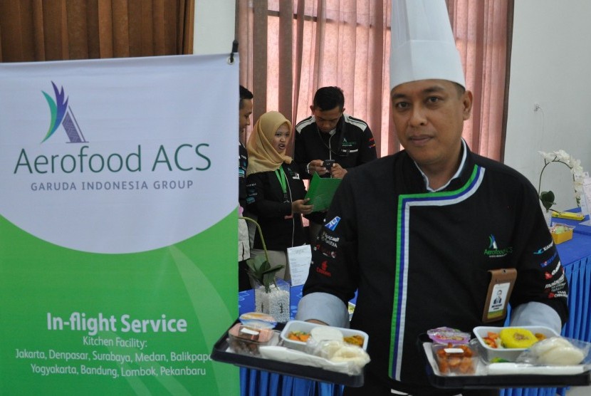 Petugas koki Garuda Indonesia memperlihatkan menu 