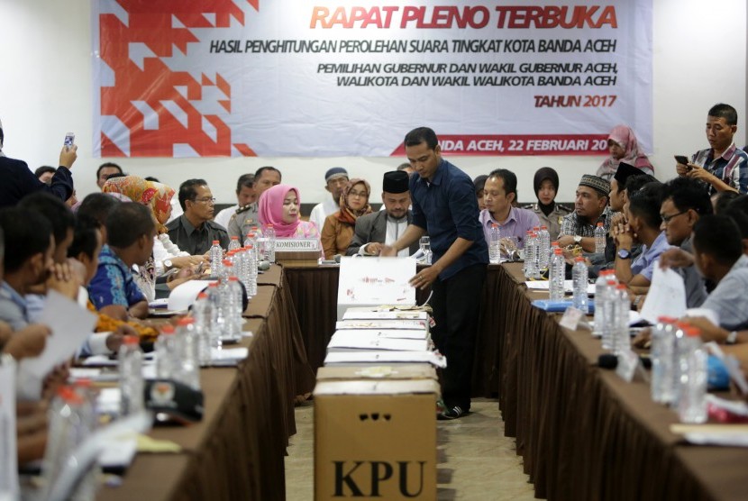 Petugas Komisi Independen Pemilihan (KIP) Kota Banda Aceh mempersiapkan bahan dan berkas saat rapat pleno rekapitulasi hasil penghitungan perolehan suara pilkada serentak 2017 di Banda Aceh, Aceh, Rabu (22/2). 