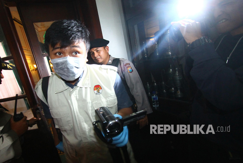 The team of KPK investigators searched a number of rooms at the Malang City Hall, including the offices of the mayor, the vice mayor, and three assistants to the city secretary, on Wednesday (August 9).