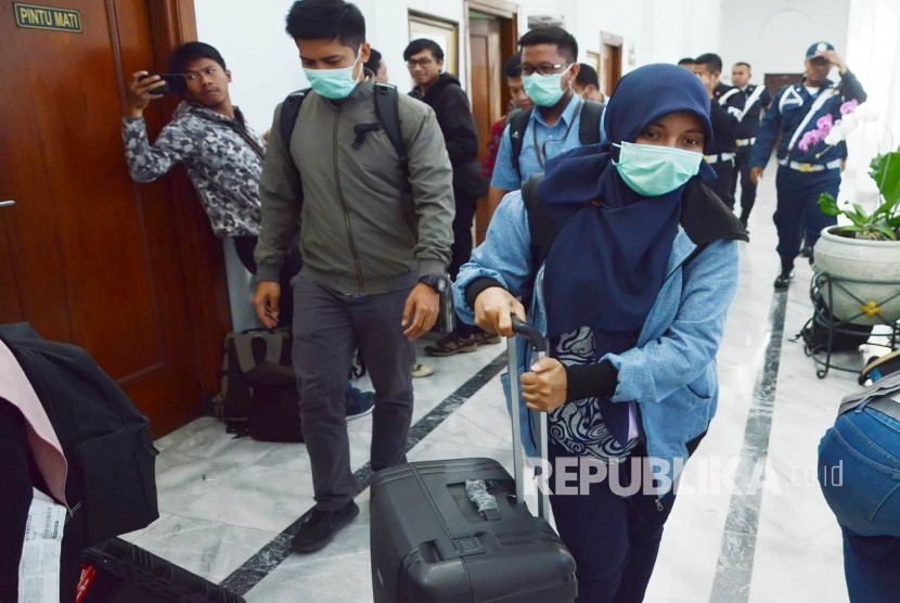 Petugas Komisi Pemberantasan Korupsi (KPK) keluar dari Gedung Sate, Kota Bandung, usai melakukan pemeriksaan ruang kerja Sekda Jawa Barat non aktif Iwa Karniwa, Rabu (31/7).