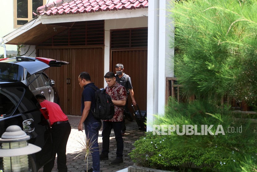 Petugas Komisi Pemberantasan Korupsi (KPK) keluar dari rumah Bupati Solok Selatan Muzni Zakaria di jalan Mataram, Padang, Sumatera Barat, Kamis (25/4/2019).