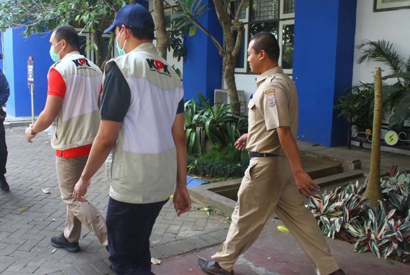 Petugas Komisi Pemberantasan Korupsi (KPK) melakukan penggeledahan di Kantor Dinas Cipta Karya Kabupaten Malang, Jawa Timur, Selasa (9/10). 