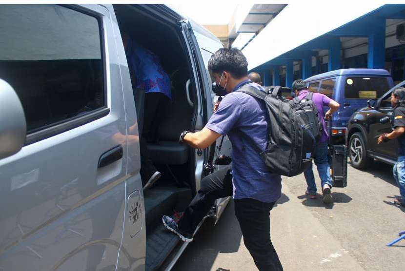 Petugas Komisi Pemberantasan Korupsi (KPK) menyita sejumlah dokumen usai penggeledahan di Kantor Badan Pendapatan Daerah (Bapenda), Kabupaten Malang, Jawa Timur, Rabu (10/10).