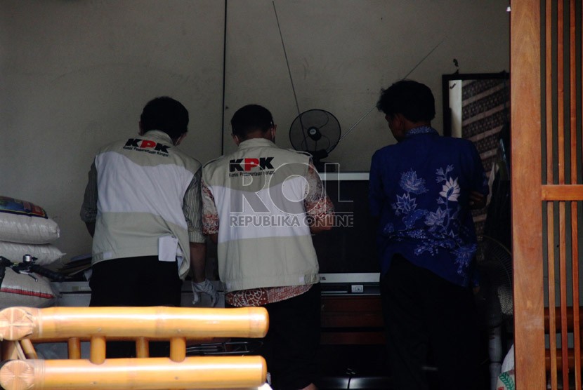  Petugas Komisi Pemberantasan Korupsi saat menggeledah rumah mantan Ketua Umum Partai Demokrat, Anas Urbaningrum di Jakarta, Selasa (12/11).  (Republika/Yasin Habibi)
