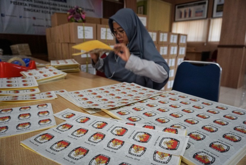 Petugas Komisi Pemilihan Umum (KPU) melipat segel sampul surat suara untuk persiapan logistik Pemilu 2019 di kantor KPU Solo, Jawa Tengah, Kamis (14/2/2019).