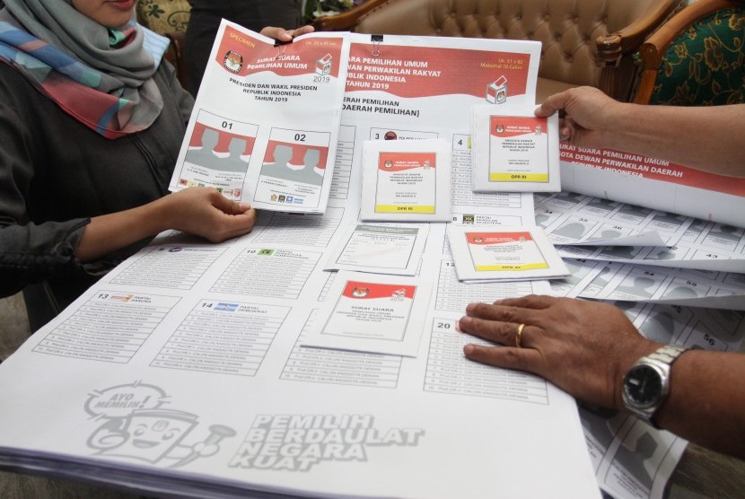 Petugas Komisi Pemilihan Umum (KPU) memperlihatkan contoh surat suara Pemilu 2019 di Gedung KPU, Jakarta, Senin (10/12/2018). 