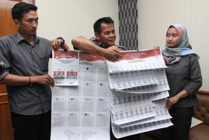 Petugas Komisi Pemilihan Umum (KPU) memperlihatkan contoh surat suara Pemilu 2019 di Gedung KPU, Jakarta, Senin (10/12/2018).