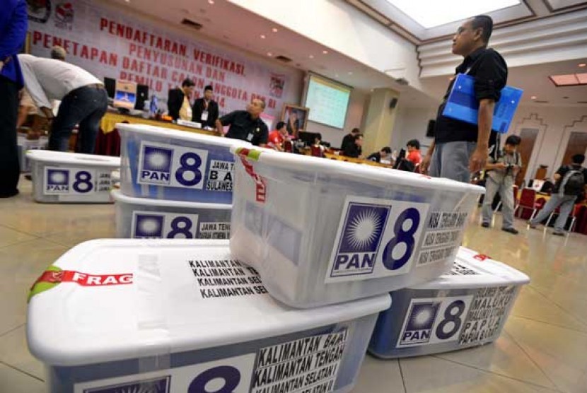   Petugas Komisi Pemilihan Umum (KPU) menata berkas nama Daftar Calon Sementara (DCS) anggota legislatif   Partai Amanat Nasional di kantor KPU, Jakarta, Senin (22/4). 