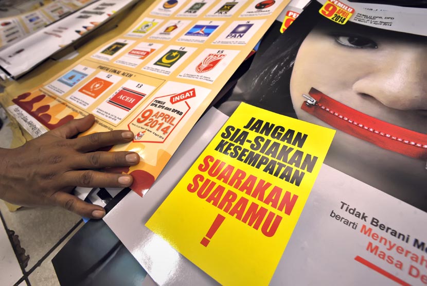 Petugas Komisi Pemilihan Umum (KPU) menata poster sosialisasi penyelenggaraan Pemilu 2014 di Jakarta, Jumat (7/2).   (Antara/Yudhi Mahatma)