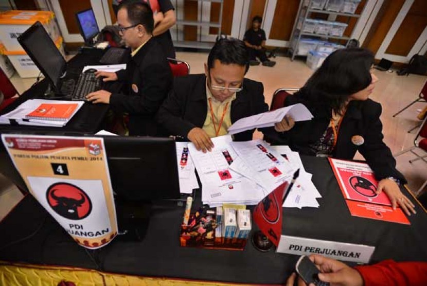  Petugas Komisi Pemilihan Umum (KPU) mensortir nama Daftar Calon Sementara (DCS) anggota legislatif  PDIP di kantor KPU, Jakarta, Senin (22/4). 
