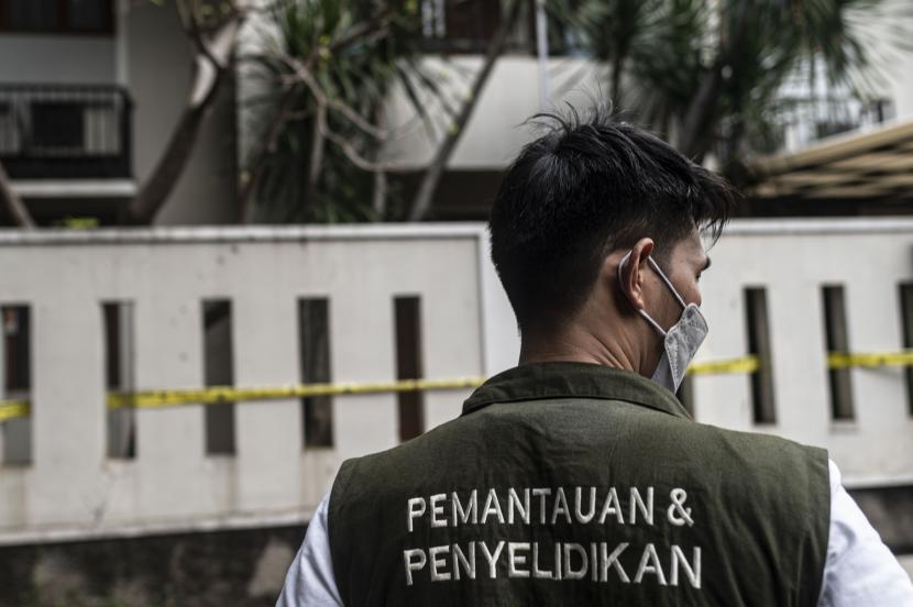 Petugas Komnas HAM meninjau tempat kejadian perkara di rumah dinas mantan Kadiv Propam Polri Irjen Ferdy Sambo di Kompleks Polri, Kelurahan Duren Tiga, Jakarta Selatan, Senin (15/8/2022). 