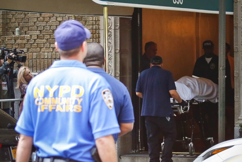 Petugas koroner membawa jenazah desainer kondang Kate Spade keluar dari apartemennya di New York, Selasa (5/6).