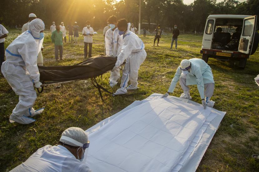 Petugas kota bersiap menguburkan jenazah orang yang meninggal karena Covid-19 di Gauhati, India, Ahad (25/4). PM India Narendra Modi mengatakan India memasuki kondisi badai Covid-19.