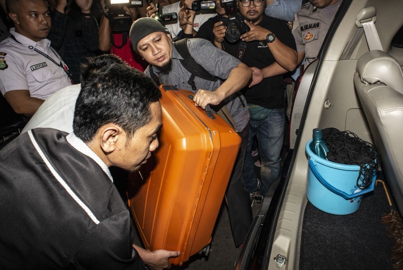Petugas KPK memasukan koper ke dalam mobil seusai melakukan penggeledahan ruang kerja Menteri Perdagangan, Enggartiasto Lukita, di Gedung Utama Kementerian Perdagangan, Jakarta, Senin (29/4/2019).
