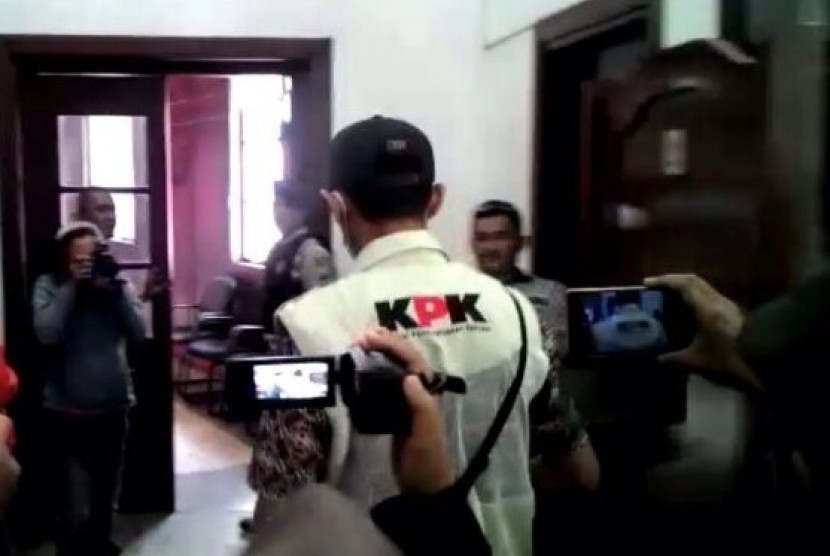 Petugas KPK memasuki salah satu ruangan Balai Kota Malang, Rabu (9/8) dalam sebuah proses penggeledahan.