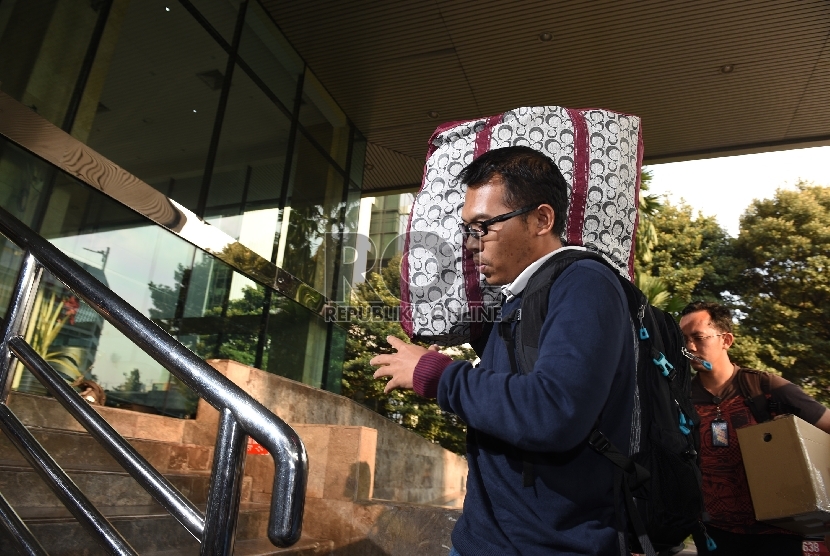 Petugas KPK membawa barang bukti dari operasi tangkap tangan (ott) di Gedung KPK, Jakarta, Sabtu (20/6).(ANTARA FOTO/Hafidz Mubarak)