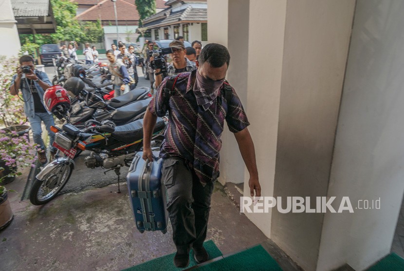 Petugas KPK membawa koper saat akan melakukan penggeledahan di ruang Kepala Bagian Layanan Pengadaan Setda Kabupaten Purbalingga, di lantai dua Kompleks Kantor Bupati Purbalingga, Jateng, Rabu (6/6). 