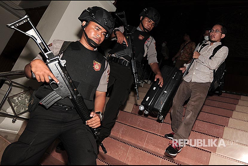 KPK officer carries a suitcase after searching for evidences in Jambi's governor office, Jambi, on Friday (December 1). KPK investigator also search the DPRD office in the alleged bribe for endorsement of Jambi's draft budget (RAPBD) for 2018.