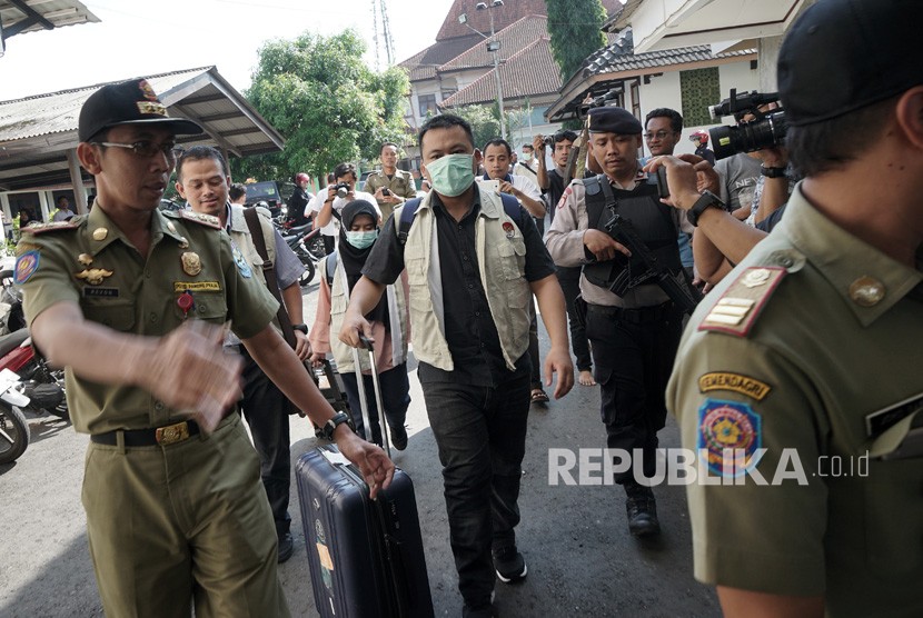 Petugas KPK membawa sejumlah tas koper berisi barang bukti hasil penggeledahan yang dilakukan di rumah dinas bupati, di komplek Kantor Bupati Purbalingga, Jawa Tengah, Rabu (6/6).