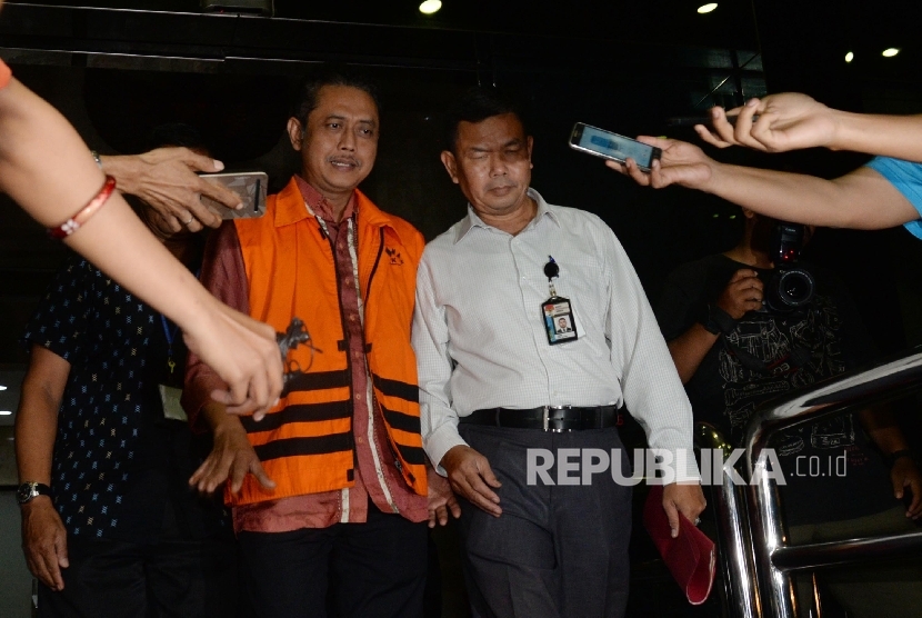 Petugas KPK menggiring Kasubdit Bukper Ditjen Pajak Handang Sukarna seusai diperiksa KPK terkait kasus penyuapan, Jakarta, Selasa (22/11) malam.