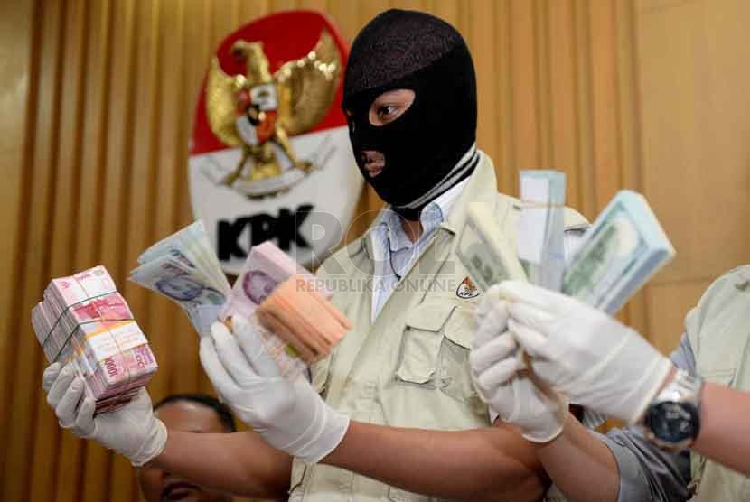 Petugas KPK menunjukan barang bukti uang hasil operasi tangkap tangan (Republika/ Wihdan)