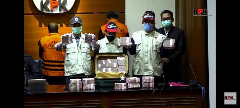 Petugas KPK menunjukkan barang bukti uang Rp 2 miliar dalam kasus OTT Gubernur Sulsel, Ahad (28/2)