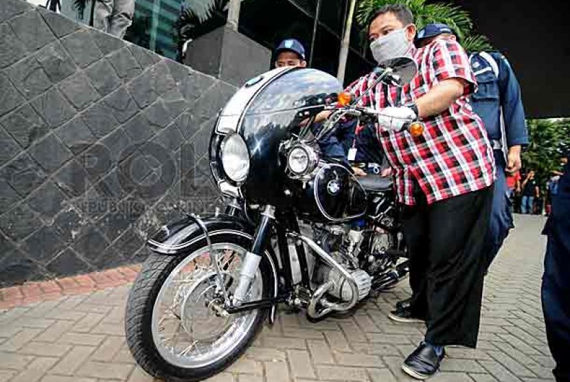 Petugas KPK menuntun motor gede merk klasik merk BMW yang disita dari kediaman Rudi Rubiandini di Gedung KPK, Jakarta, Rabu (14/8). Foto: Wihdan Hidayat/Republika