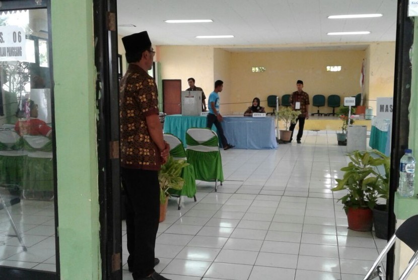 Petugas KPPS di Pulau Pramuka Kepulauan Seribu mengarahkan warga masuk bilik suara saat Pilkada Gubernur DKI berlangsung 