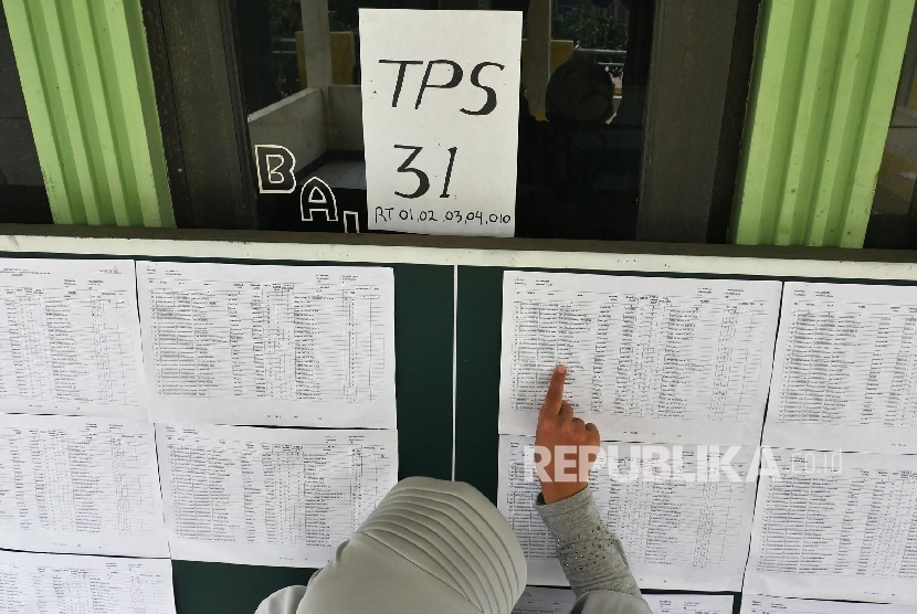 Petugas KPPS melakukan pengecekan DPT di TPS 31 Kelurahan Sunter Jaya, Jakarta, Selasa (14/2). 