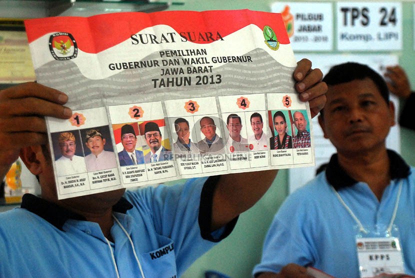  Petugas KPPS melakukan penghitungan suara di TPS 24 di Perumahan Puri Citayam Permai Rawapanjang,Bojonggede, Kabupaten Bogor. Ahad (24/2).  (Republika/Musiron)
