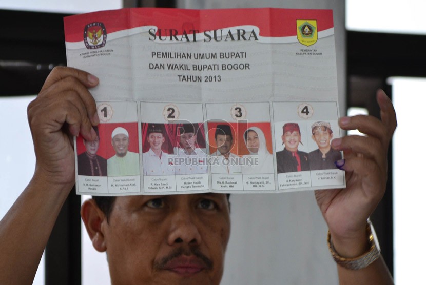  Petugas KPPS melakukan penghitungan suara di TPS 26 Perumahan Puri Citayam Permai, Bojonggede, Kabupaten Bogor, Ahad (8/9).  (Republika/Musiron)