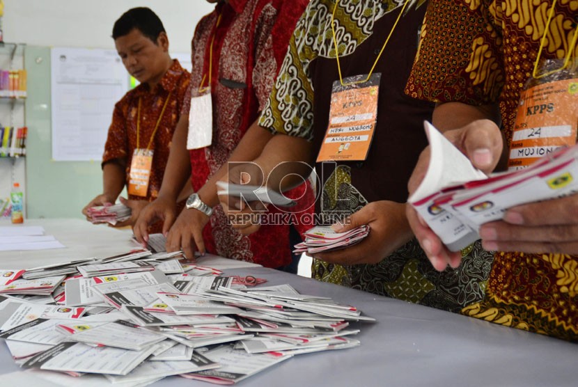  Petugas KPPS melakukan penghitungan suara di TPS 26 Perumahan Puri Citayam Permai, Bojonggede, Kabupaten Bogor, Ahad (8/9).  (Republika/Musiron)