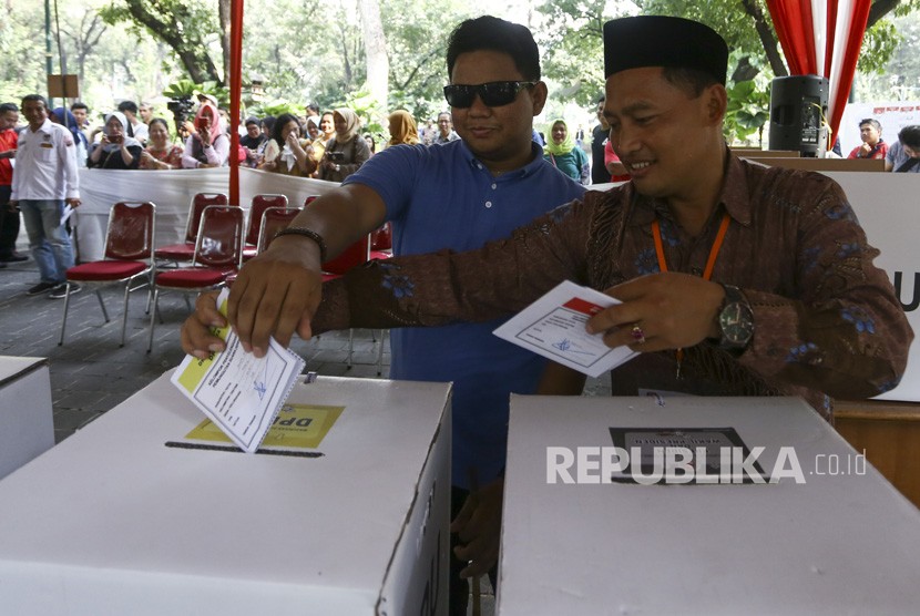 Petugas KPPS membantu pemilih penyandang tunanetra menggunakan hak suaranya. ilustrasi. 