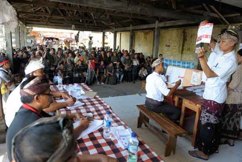Petugas KPPS memperlihatkan surat suara kepada saksi saat penghitungan hasil pemungutan suara ulang Pilkada Bali di TPS 3 Desa Bungkulan, Singaraja, Bali, Rabu (22/5). 